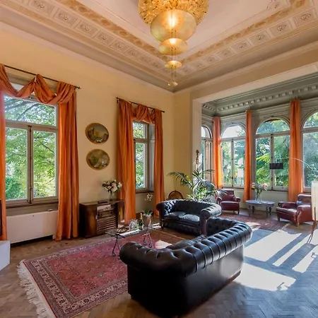 Sleeps 18 Pool